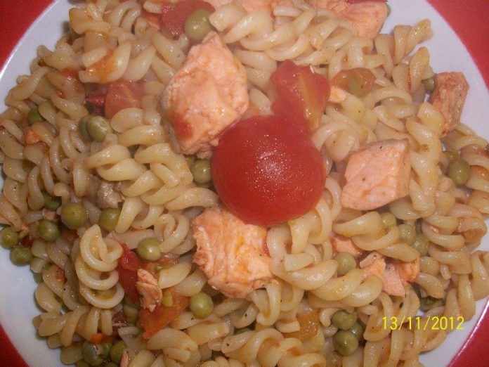 Makarona spirale me salmon