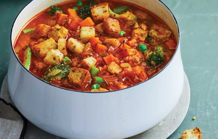 Chicken soup with crunchy croutons