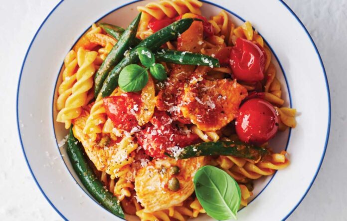 Pasta with chicken, cherry tomatoes, balsamic and capers