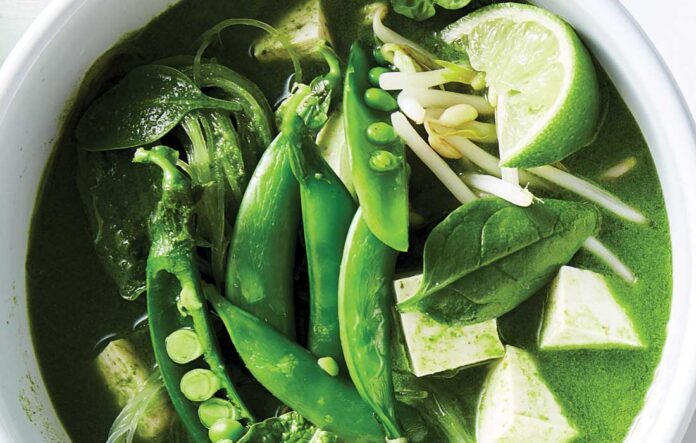 Super-green tofu curry soup with vermicelli